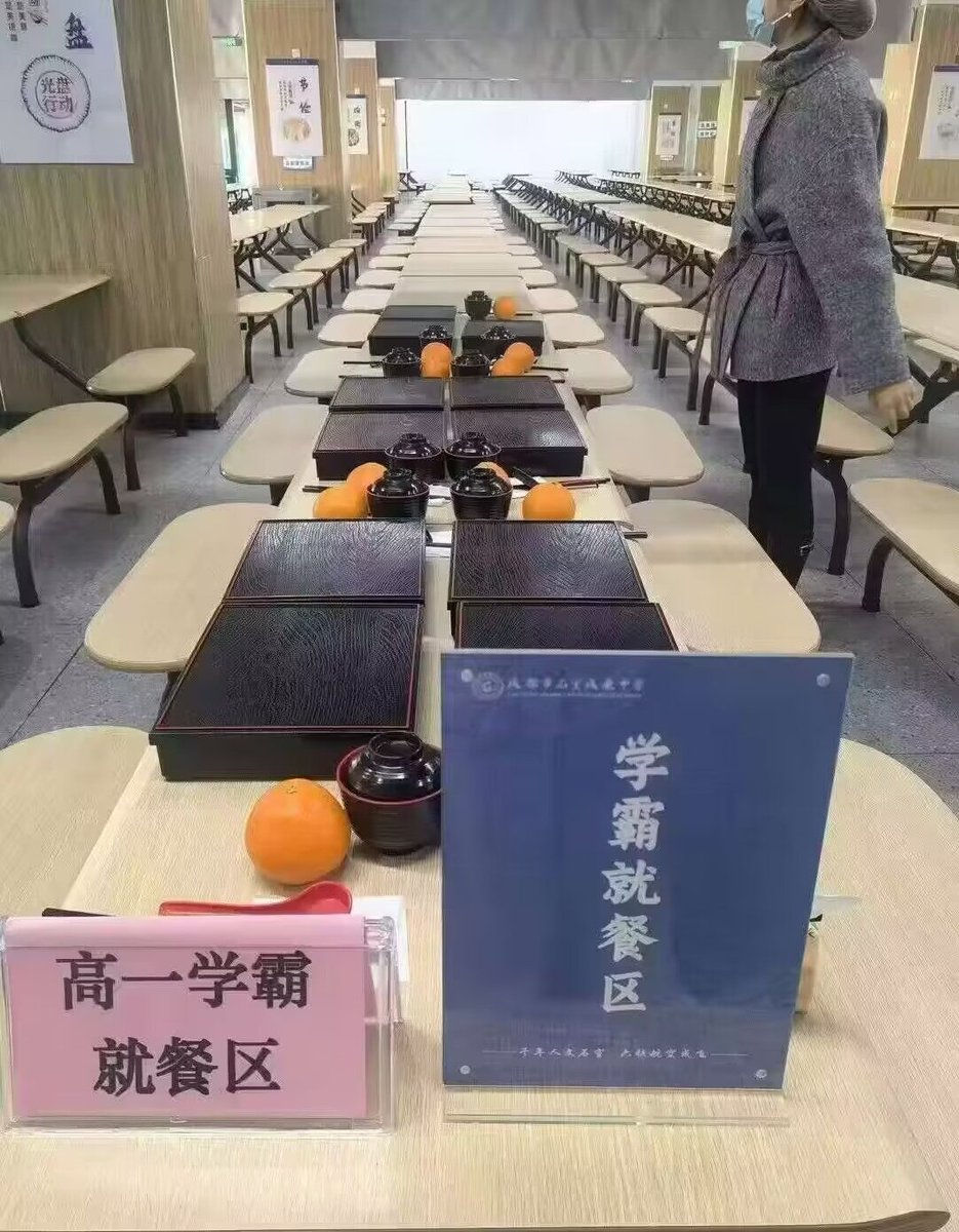 看到这种就来气，什么学霸，男的以后还不是去跑外卖，女的还不是去搞擦边，老子当年还是法医呢，现在还不是来推上发饺子皮！！垃圾教育，呸！ https://t.co/XUMjKsIlKs