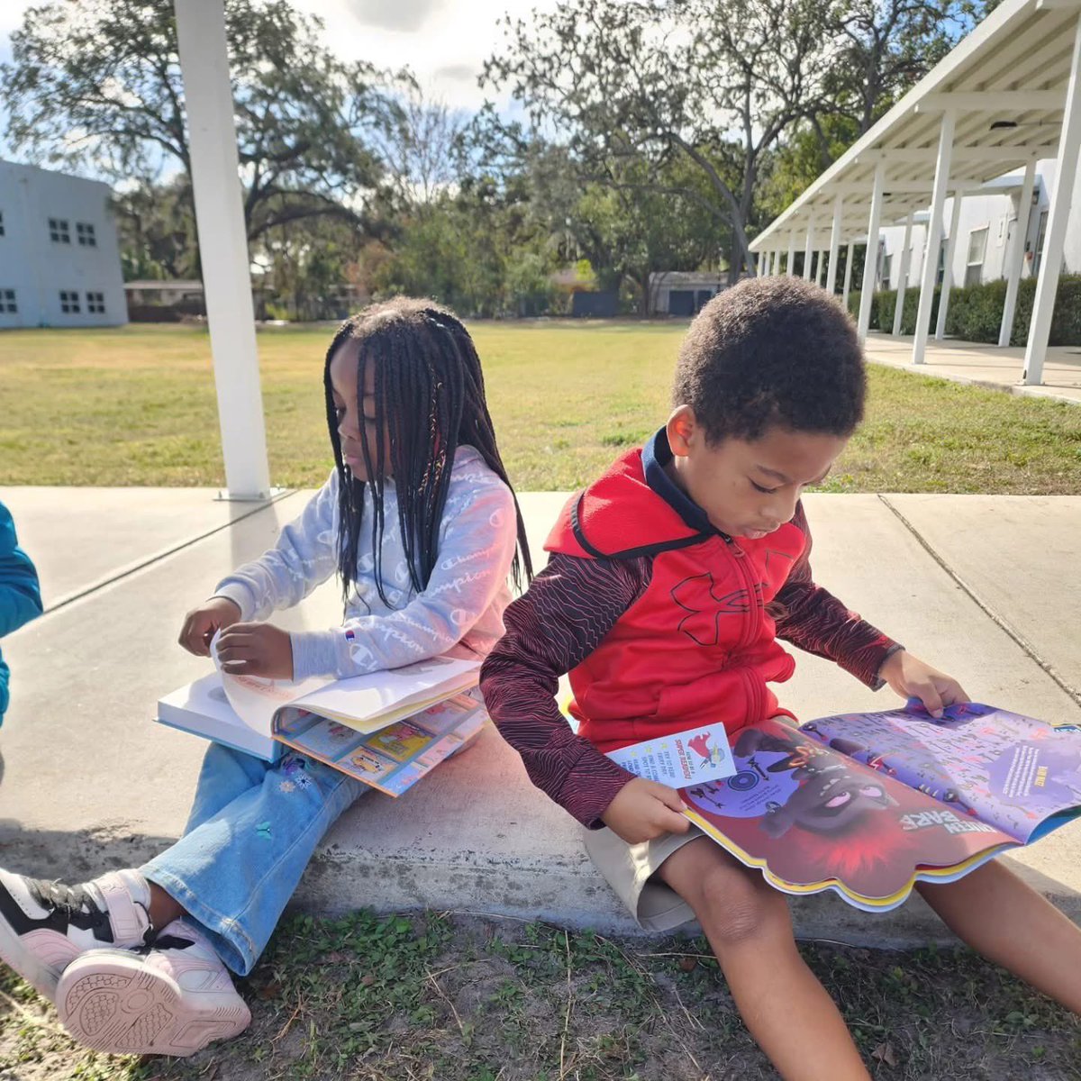 PrincipalGadson's tweet photo. These kindergarteners were caught reading after a trip to Bess the Book Bus! Hillsborough County Public Schools #HillsboroughReads #CaughtReading #BesstheBookBus 📚📚🚌 https://t.co/QuPhZnsdSL