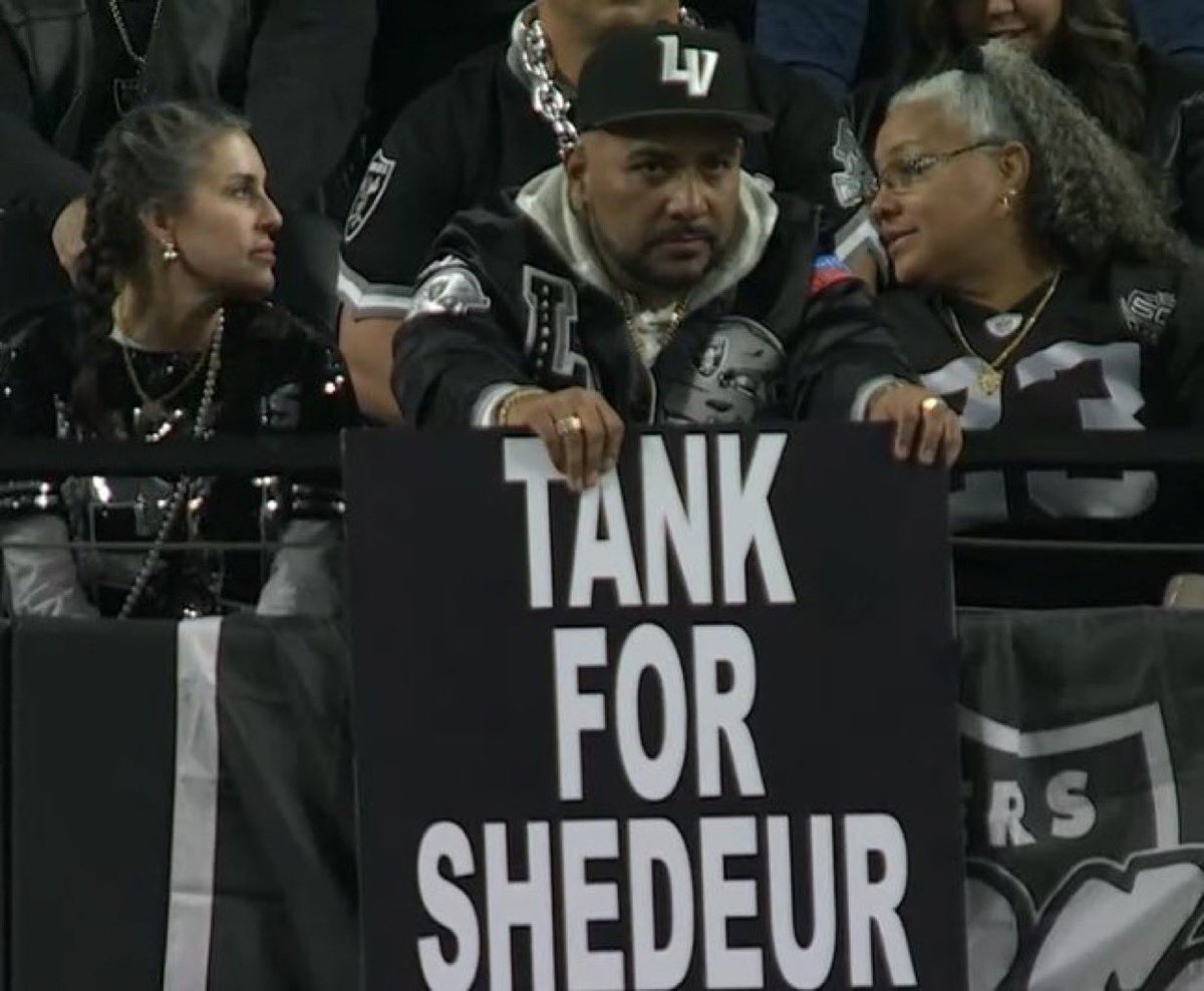 jasrifootball's tweet photo. #Raiders fans are going through it this year. https://t.co/CLaxu9TpT2