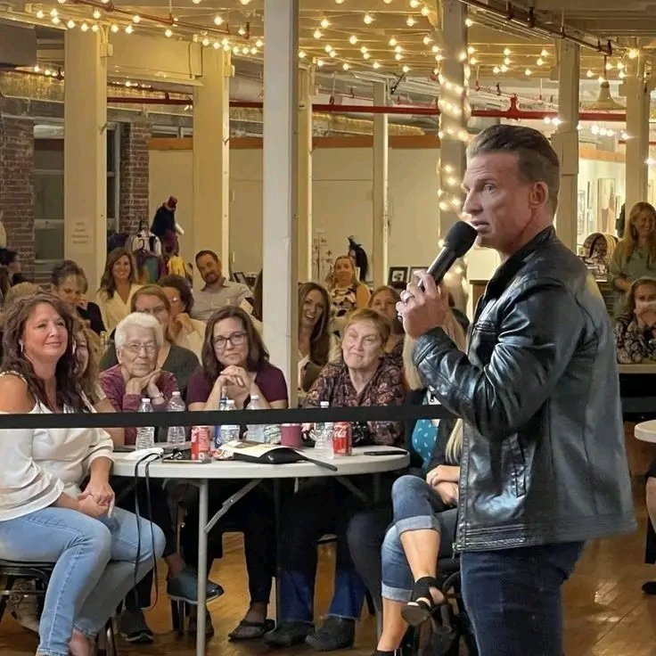 I'm so grateful for fans like you who make every day brighter. Thank you for your love and support!" I love y'all 🫶🌹💙💙