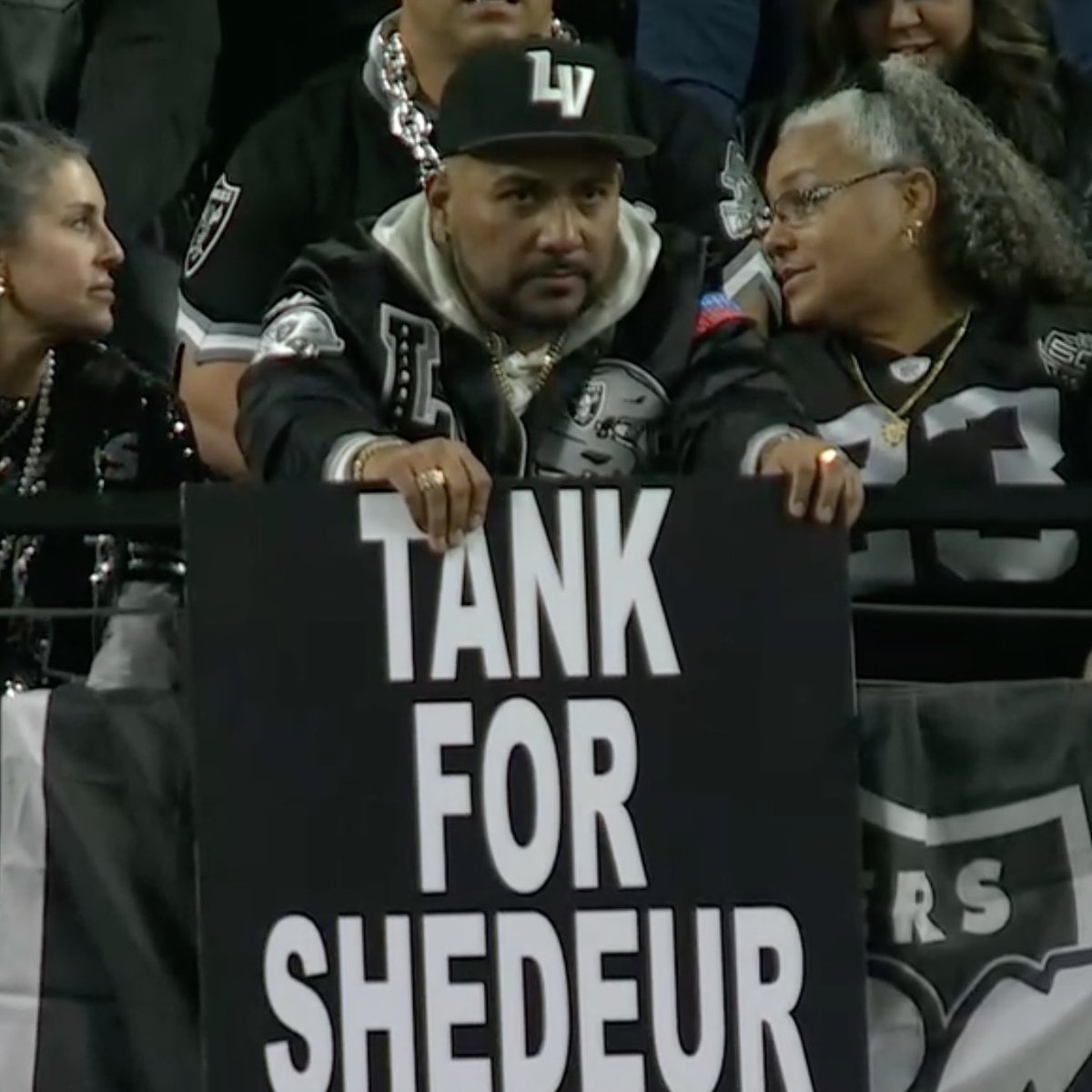 sportingnews's tweet photo. Raiders fans have spoken 😂 @ShedeurSanders https://t.co/LMP8tYdytK