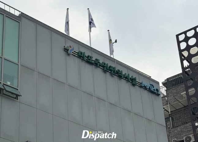 KoreanUpdates's tweet photo. Netizens filled #WINNER #SongMino SNS with criticism after Dispatch reveals, Song, is in suspicion of negligence during his duty as social worker.

YG has yet to give any response.

Earlier, Dispatch reported SongMino was not properly showing up for work at the Mapo Community Service Facility where he supposed to work at.

He would just show up, sign for work, smoke, then disappear. Dispatch claim, they visited the place 10 times and Song was never seen, the other employees also responded the same (never seen Song).

When Dispatch asked about his attendance, the manager 'L' will said either he was on annual leave or sick leave, or hospitalized.

Dispatch began to investigate as they received anonymous tip regarding SongMino.

https://t.co/HL5uQnhPig
#KoreanUpdates VF