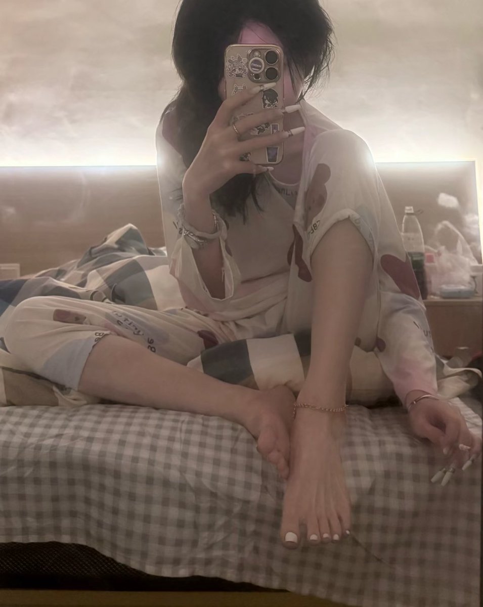 好久没给傻逼母狗们拍照片了 #女s女m #女女 #女大学生 #恋足 #舔脚 #Les