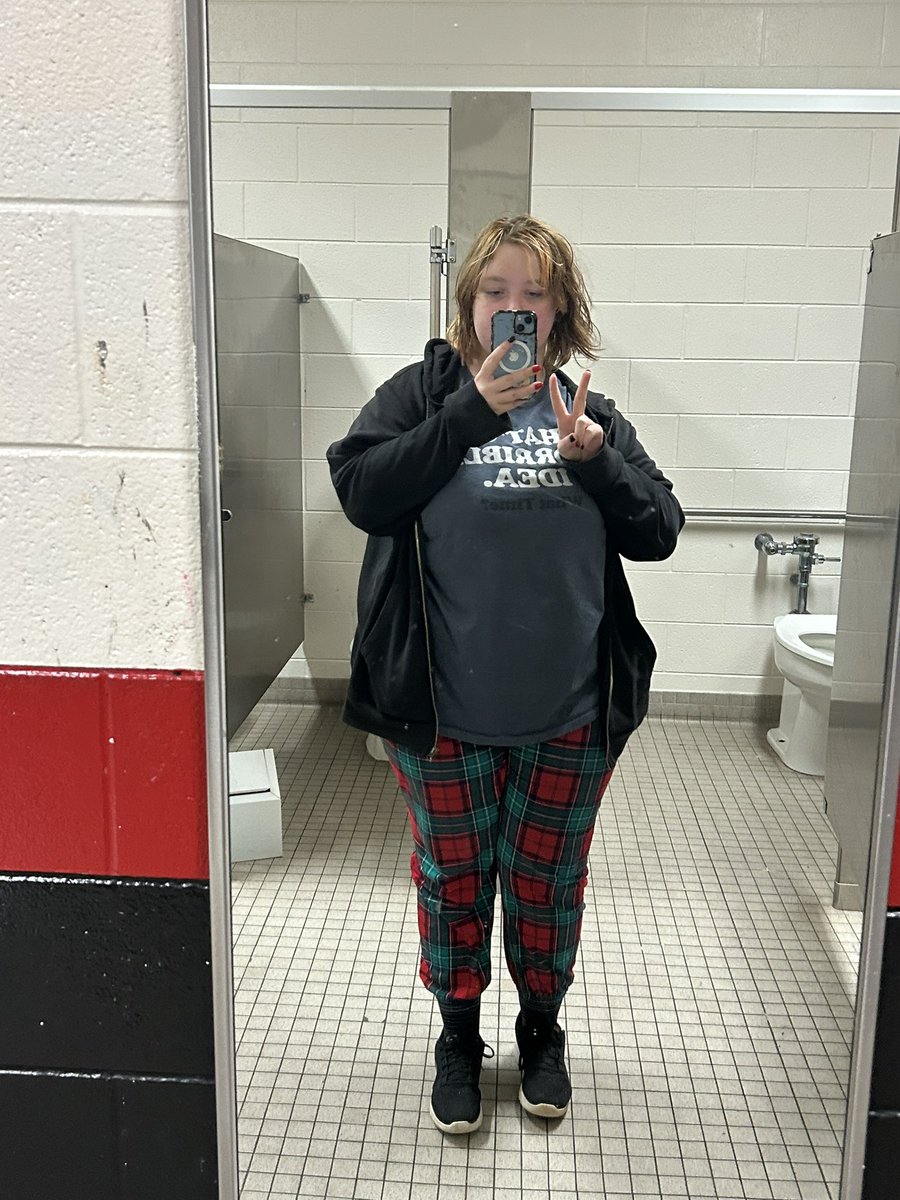 Icarus_141's tweet photo. selfie i took in the bathroom today :3 https://t.co/VABlqnIXk7