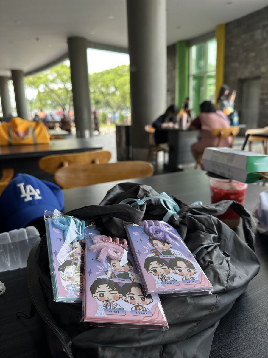 byteriya's tweet photo. Kaka2.. aku di sini ya. Depan gangnam korean food sebrang pantai. Nanti tunjukin aja postingan ini sama proof follow akun kita buat claim freebiesnya. First come first get. Ditunggu yaa 🩷🩵 https://t.co/hwThwdBBNC