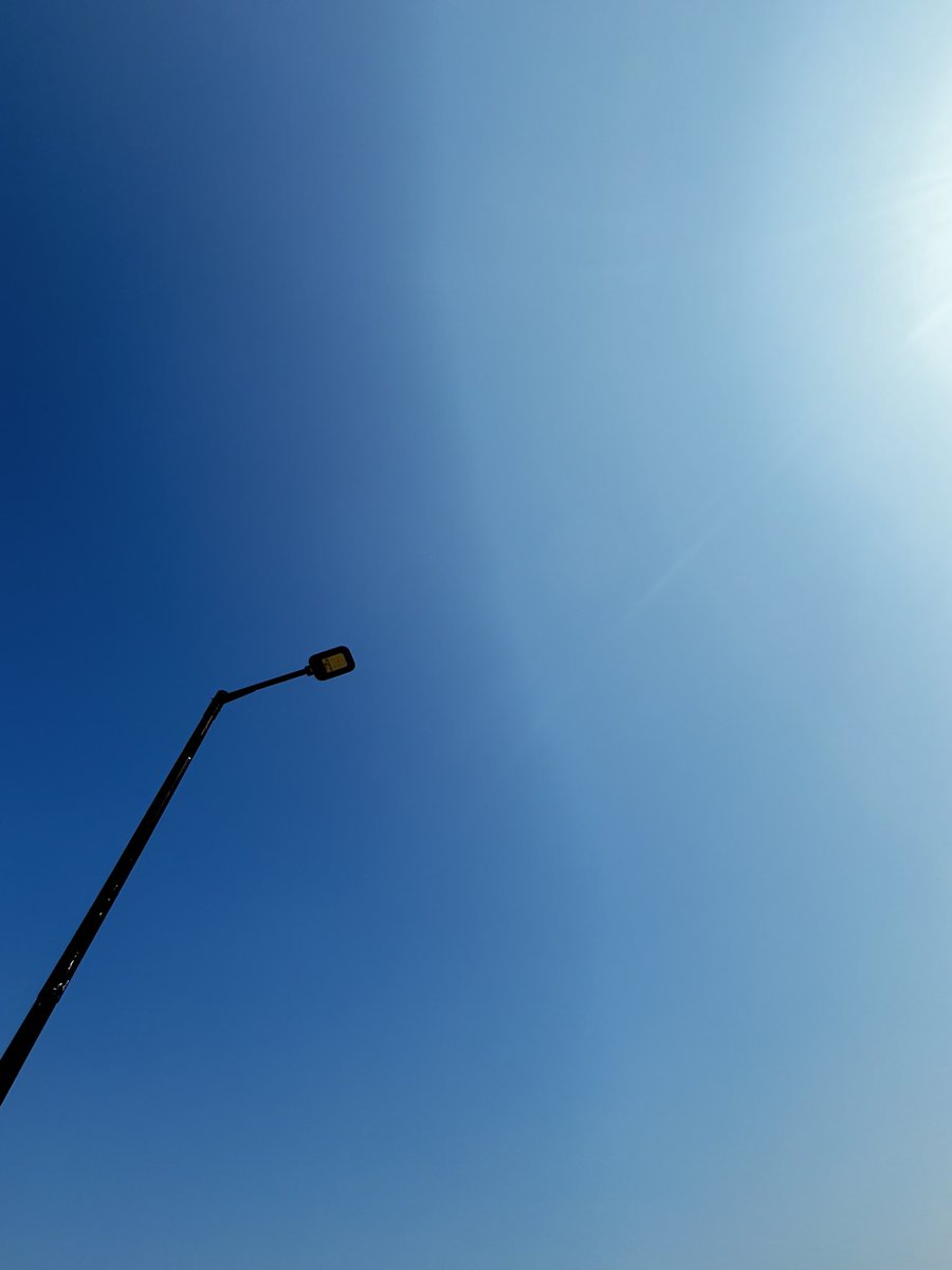 dhaniedewanta's tweet photo. @tanyakanrl Entah kenapa Iphone + minimalist object + Langit, jadi resep gampang buat dapet gambar bagus 😬 https://t.co/V19ELOtpt3