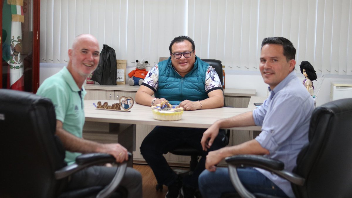 Recibí al Lic. Leonardo Cabrera y al Ing. Déaglan Ó Duibhir de la Fundación David Lynch, encargados del Proyecto de Educación Basada en la Conciencia, que incorpora la Meditación Trascendental en escuelas como instrumento para potenciar la salud emocional y el rendimiento escolar