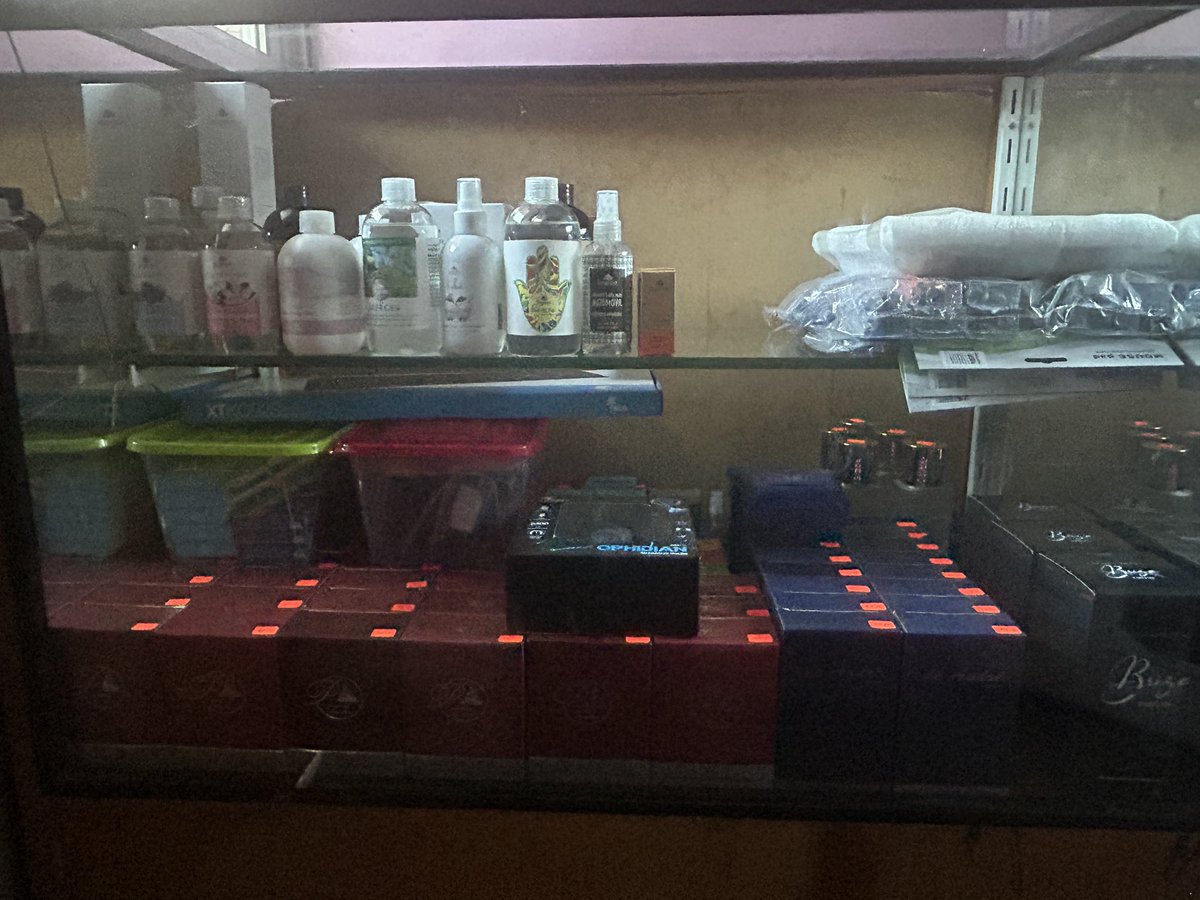 Tienda2409's tweet photo. Preparando de apoco mi local físico. Chiquitito pero con la fe que irá mejorando.  https://t.co/JOgMvLjXTj https://t.co/U9pOulRa0H