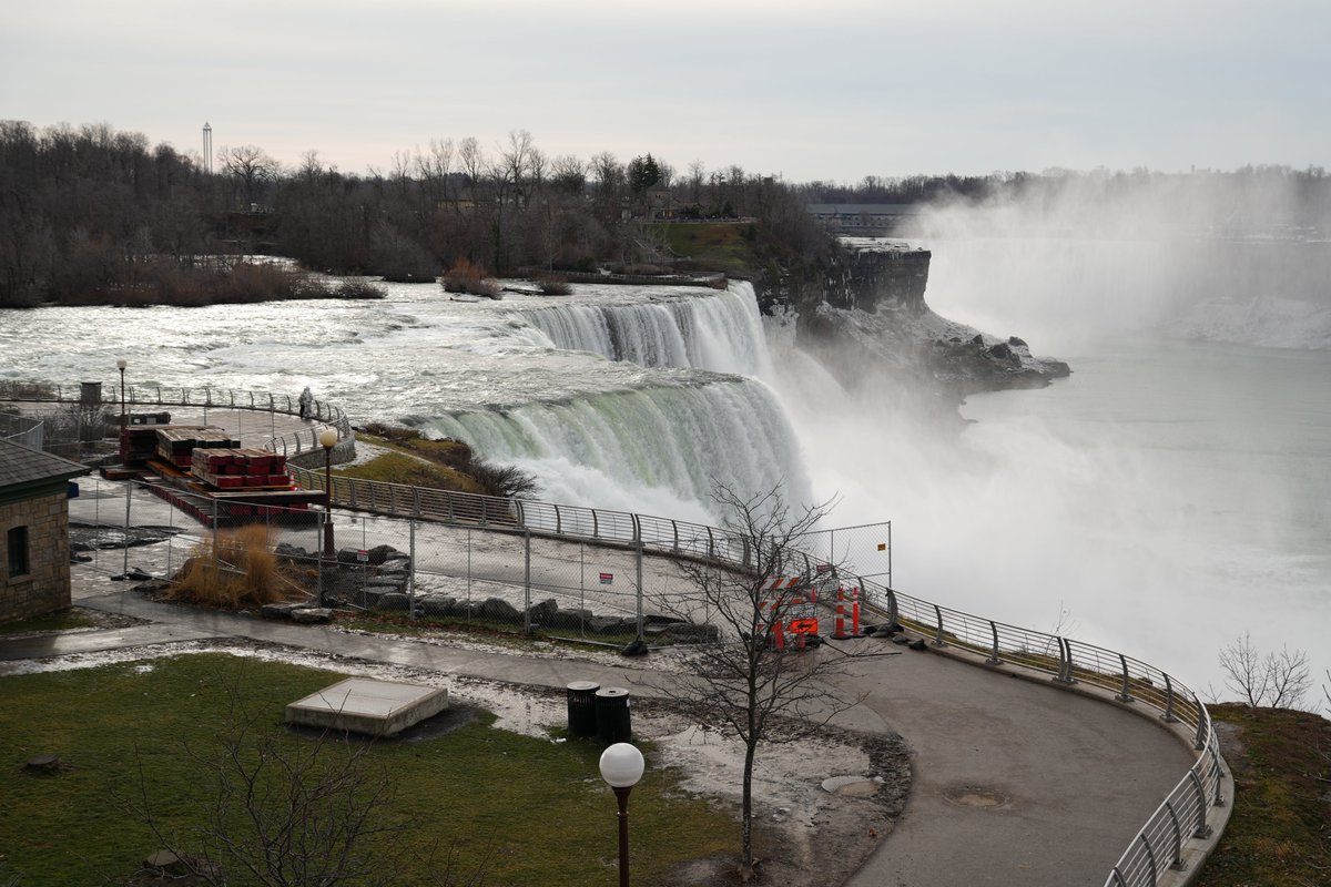 FototakerTony's tweet photo. This view of #ProspectPoint within the vast complex of #NiagaraFallsStatePark of today, shows some of #prospectPT open since workers of the new #CrowsNest haven't been working perhaps to the Holidays or the freezing conditions. Either way, YoU can SEE the progress of what they've been doing, PLUS enjoy the #waterfalls of the @NiagaraRegion till their return to work! The observation areas at #GoatIsland: #MoonIsland and #TerrapinPoint are seasonally closed, as in previous years. Otherwise now is a great time to enjoy #theFalls if you don't mind the windy cold! #DestinationNiagaraFalls #NiagaraFallsSP #NiagaraWaterfalls @TourismNiagara @CityOfNFallsNY @VisitNiagaraUSA @BNPartnership @NiagaraFallsUSA