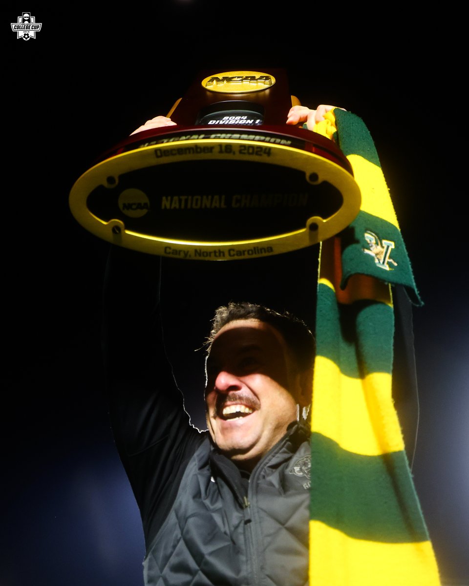 LIFT IT HIGH COACH 🏆

#MCollegeCup x <a href="/UVMmsoccer/">UVM Men's Soccer</a>