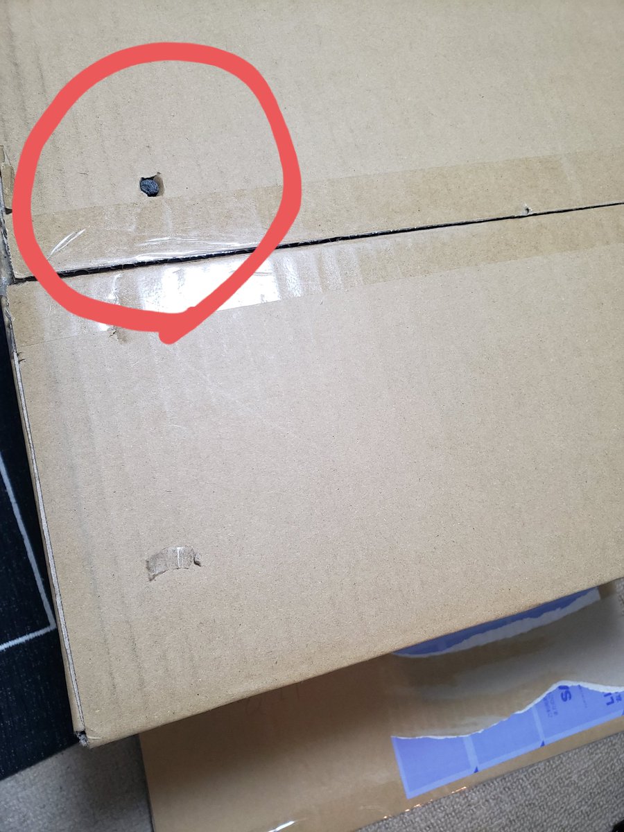 AKIEMAMJ's tweet photo. 届いた荷物は中身重いものじゃなかったけど箱の底に石がめり込んでた
配達する人が減ってるし中身無事なら文句言うな、だけども最近届く荷物は箱が破れてたりすることが多くなったな https://t.co/v4bprwqMfi