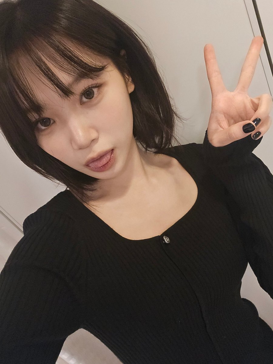 CHAEWONCENTRAL's tweet photo. 💭 [WEVERSE] 241217

#CHAEWON Weverse Update! 

How are you, FEARNOT?🥹
It's cold, so you should dress warmly when you go out.
I miss you.

#KIMCHAEWON #김채원 #チェウォン 
#LE_SSERAFIM #르세라핌 @le_sserafim https://t.co/sIUZuyi4eJ