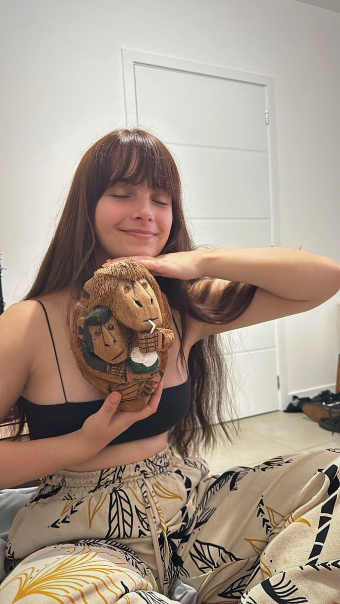 prii_prevedello's tweet photo. eu e o macaco de coco 

-que está tomando água de coco com outro macaco de coco no colo 

same haircut https://t.co/ntG2Sb84Cz