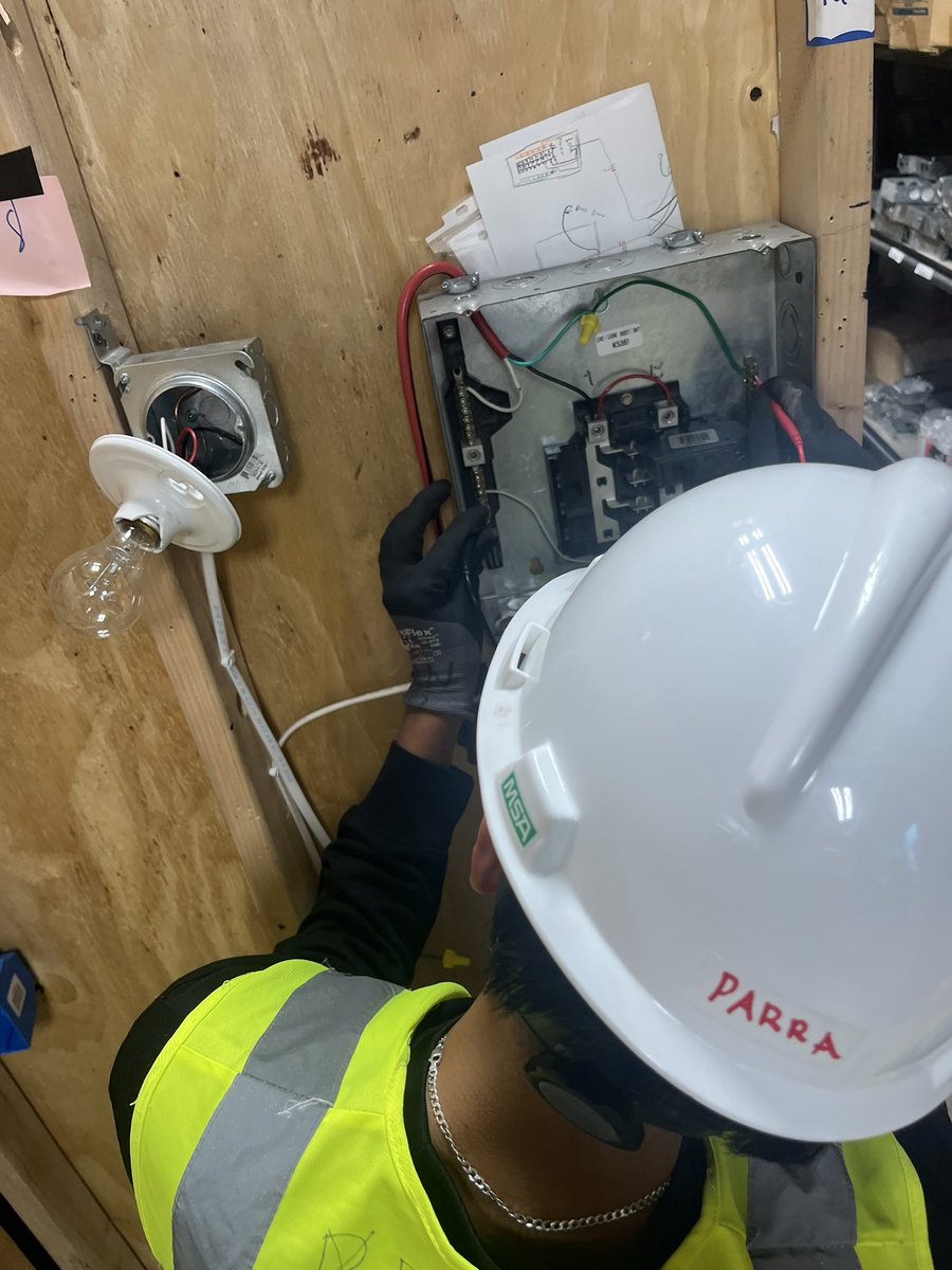 high_scorpion's tweet image. Electrical technology I testing their work station ⚡️💡🦺👷. Filling out a red 🏷️. Expose Electrical wire. #ScorpionStrong.