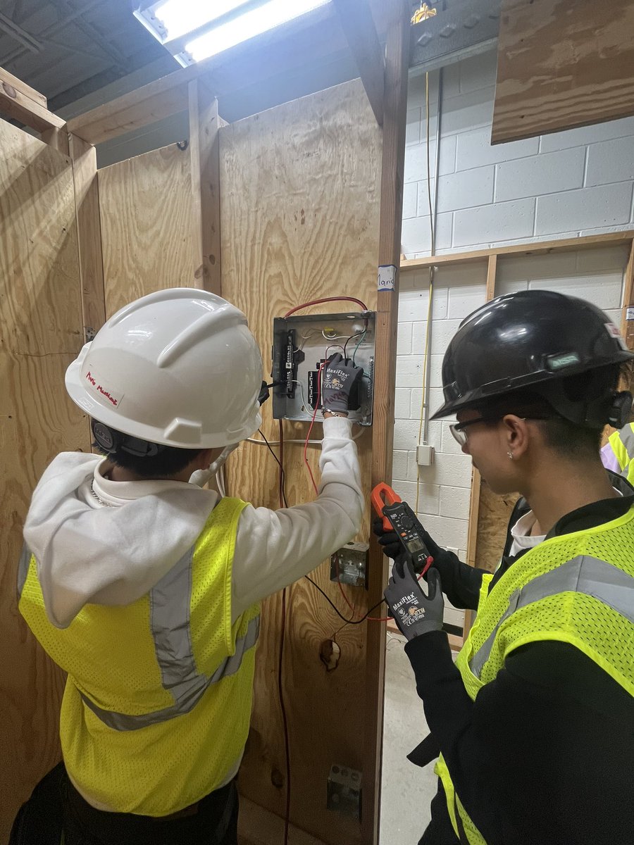 high_scorpion's tweet image. Electrical technology I testing their work station ⚡️💡🦺👷. Filling out a red 🏷️. Expose Electrical wire. #ScorpionStrong.