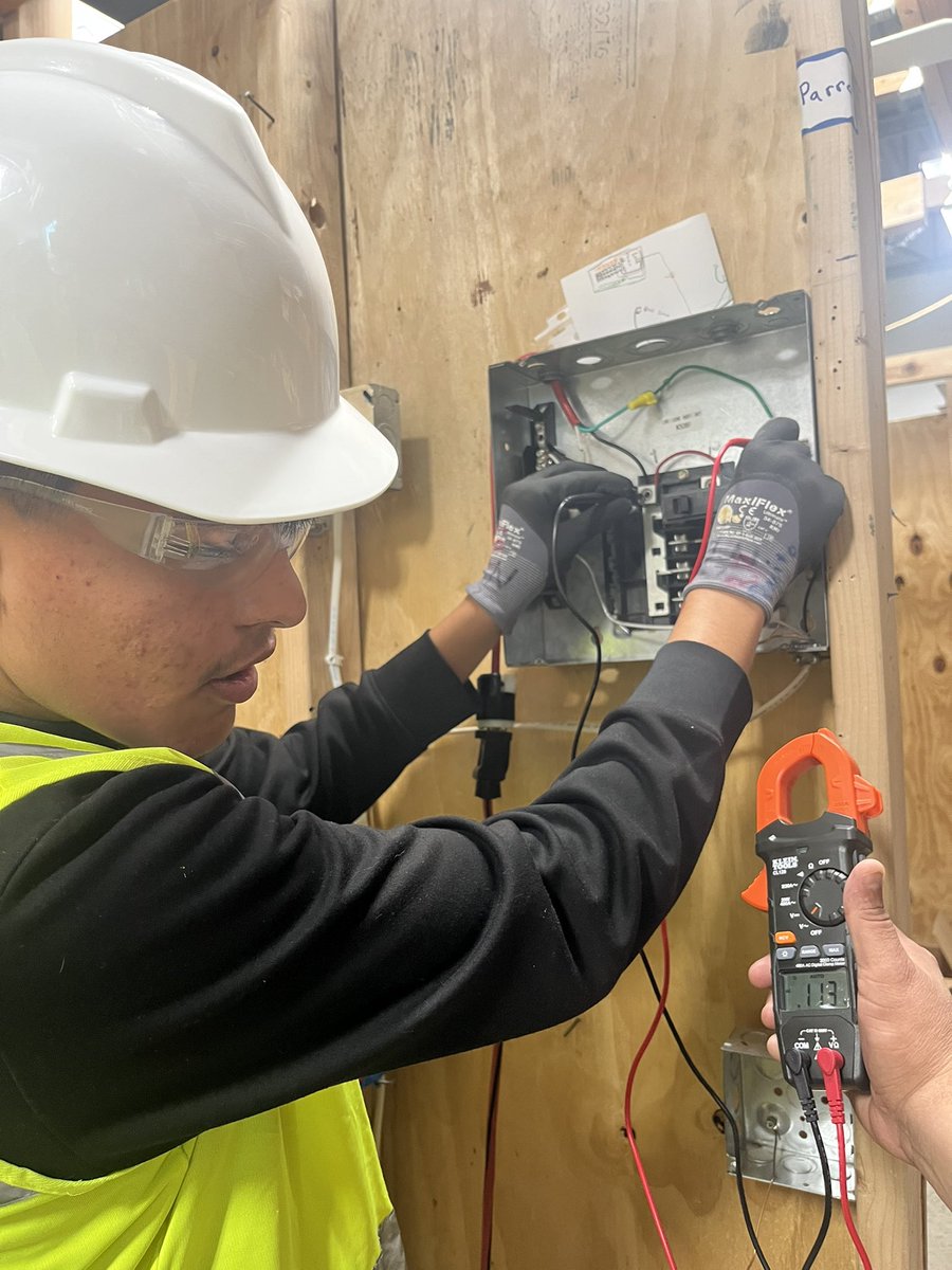 high_scorpion's tweet image. Electrical technology I testing their work station ⚡️💡🦺👷. Filling out a red 🏷️. Expose Electrical wire. #ScorpionStrong.