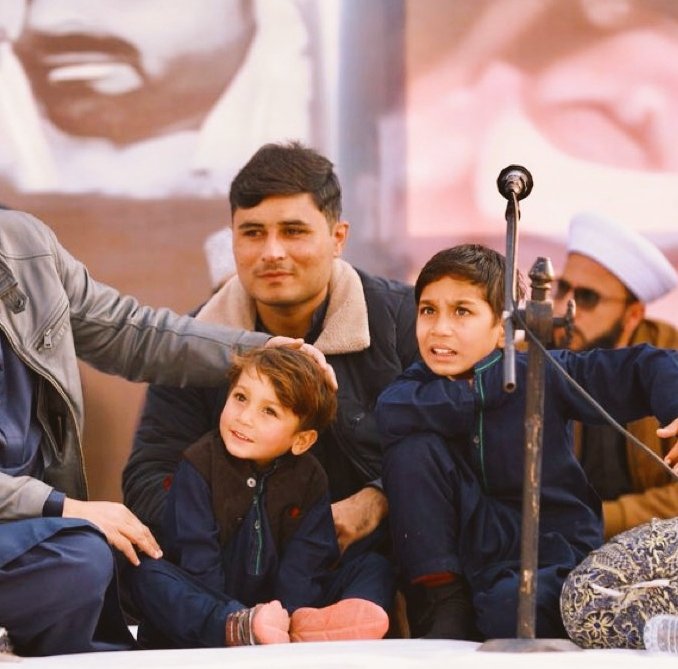 PTIofficial's tweet photo. اسلام آباد ڈی چوک سانحے میں ریاست کی سیدھی گولیوں سے شہید ہونے والے تاج الدین کے یتیم بچے پوچھ رہے ہیں کہ #گولی_کیوں_چلائی https://t.co/FzfwDhxulz