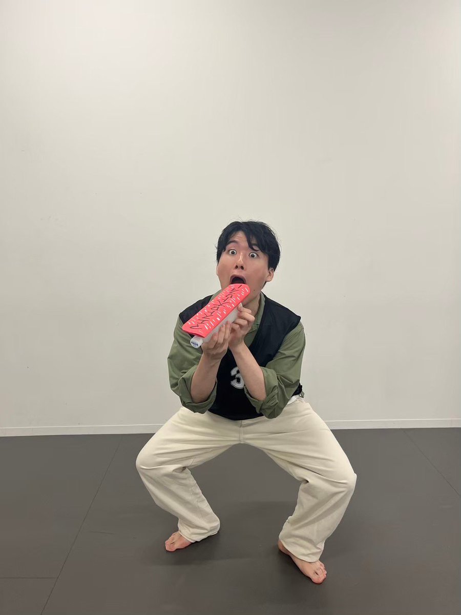 マエストロ2024第2弾

🫨マエストロ 大トロwithト中トロ🫨

本番まであと2️⃣日！！！
近づいてきましたこの舞台❗️いかがかでしょう、皆さんは準備できていますカ⁉️ゼミ生メンバーも今カ今カと待ち構えていますよ〜お楽しみに‼️

写真は
ゼッケン番号3  よっしー
ゼッケン番号2  かずま
と……🪐sushi🪐