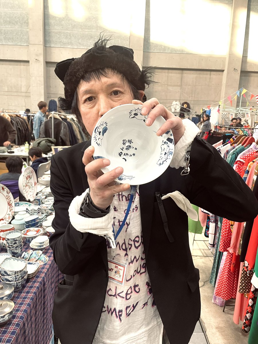 12/14、15
グランメッセ熊本！
2日間、ありがとうございました！
ヴィンテージのお洋服やかわいい雑貨にまぎれての有田焼がお客様に受け入れていただけるかドキドキでしたが、たくさんのお客様に手に取っていただけてうれしかったです♪
とっても楽しい2日間でした！