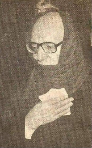 الأستاذ محمد عبد الوهاب ملتحفا وشاحه اتقاءً للبرد
- 1980s