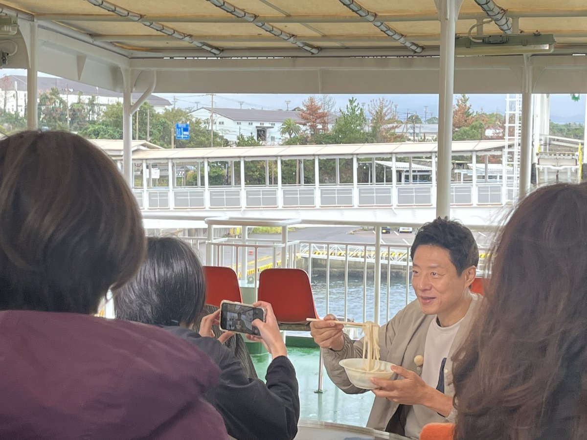 sakurajimaf2525's tweet photo. #食いしん坊万才　が　#桜島フェリーに！
12月22日(日)17時25分から
#松岡修造　さんが　#桜島フェリーうどん　を　
#桜島 #鹿児島市 #観光 #ここかご #鹿児島観光 #桜島観光
#sakurajima #kagoshima #sakurajimaferry #ferry
#食いしん坊 https://t.co/OlHbnAMihx