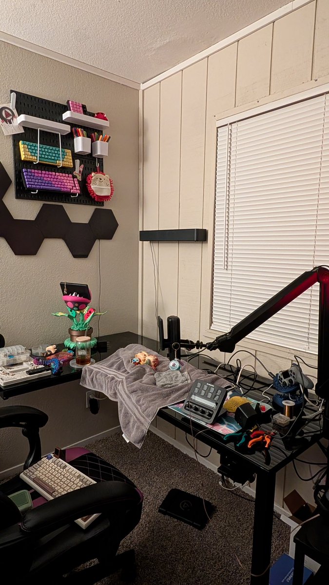 Stream is cancelled. I don't want to.... Friends, there was a leak in the plumbing upstairs. About 60 percent of my stream gear is fried. I can't stream. Not till I fix some stuff and replace some things. Sorry guys. I'm pretty upset.