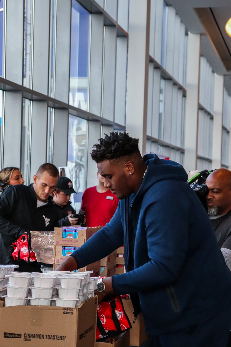 FriscoBowlGame's tweet photo. Our teams spent the day with @scooterscoffee building meals for @FriscoFastpacs! These meals will be distributed to Frisco ISD students, ensuring that no student has to endure hunger when school is not in session.
#FriscoBowl #FoodforGood #PepsiCoFoundation https://t.co/ldWxjUzADf