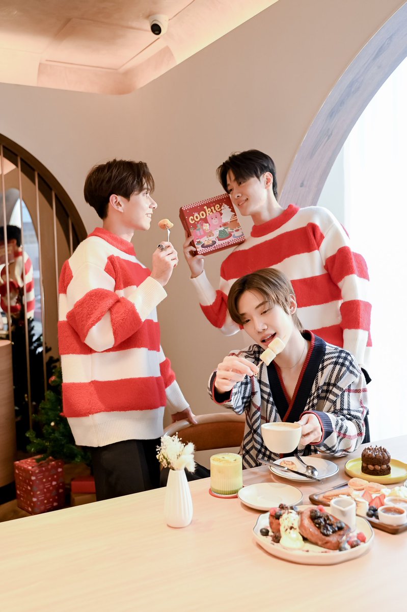 MMonsters25's tweet photo. ✨ MONSTERS25 FAMILY 🎄 HAPPY MARRY CHRISTMAS TO MSLON AND ALL INTERNATIONAL FANS 🎄🎄🎄

Follow Our Artists’s Instagram: 
🎅@my.olychan 
🎅@kimbyungseok 
🎅@uyujung_465 

#monsters25 #oly #olychan #kim #kimbyungseok #yuuki #internationalartistsmanagement #internationalartists https://t.co/zXXcBKEwWg