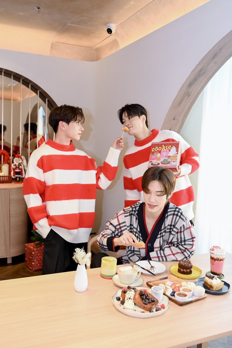 MMonsters25's tweet photo. ✨ MONSTERS25 FAMILY 🎄 HAPPY MARRY CHRISTMAS TO MSLON AND ALL INTERNATIONAL FANS 🎄🎄🎄

Follow Our Artists’s Instagram: 
🎅@my.olychan 
🎅@kimbyungseok 
🎅@uyujung_465 

#monsters25 #oly #olychan #kim #kimbyungseok #yuuki #internationalartistsmanagement #internationalartists https://t.co/zXXcBKEwWg