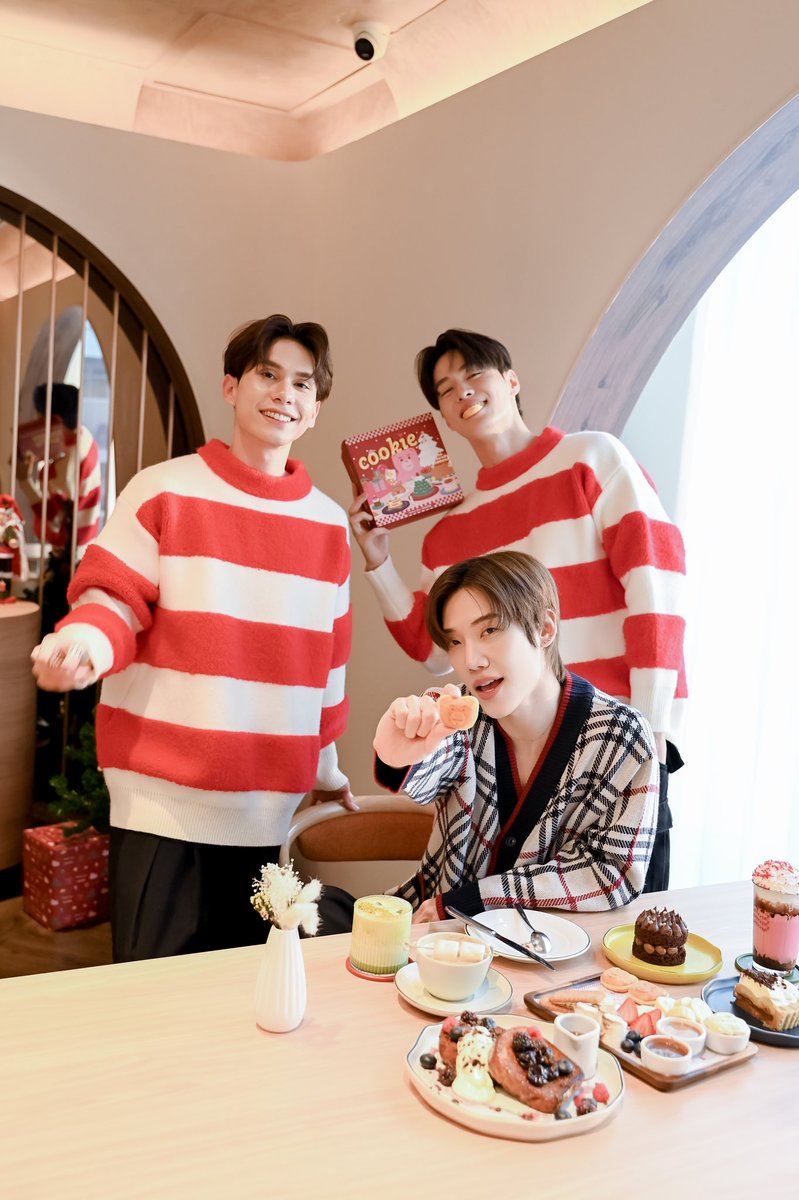 MMonsters25's tweet photo. ✨ MONSTERS25 FAMILY 🎄 HAPPY MARRY CHRISTMAS TO MSLON AND ALL INTERNATIONAL FANS 🎄🎄🎄

Follow Our Artists’s Instagram: 
🎅@my.olychan 
🎅@kimbyungseok 
🎅@uyujung_465 

#monsters25 #oly #olychan #kim #kimbyungseok #yuuki #internationalartistsmanagement #internationalartists https://t.co/zXXcBKEwWg