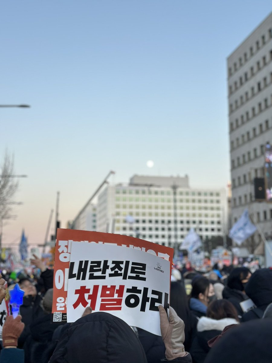zi_zziii's tweet photo. 가결 되고 옆에 뒤에 끌어안고 우는데 다만세
흘러 나오더라 🥺

옆에 어머니께서 ‘축하해요’ 하시는데 울컥. 

풍선과 폭죽은 정말 장관이었지만 환경적으로 걱정은 되었음. 그래도 기쁨이 가득했다. 

끝까지 가보자. 헌재까지 빠르게. https://t.co/ypRFODSXHg