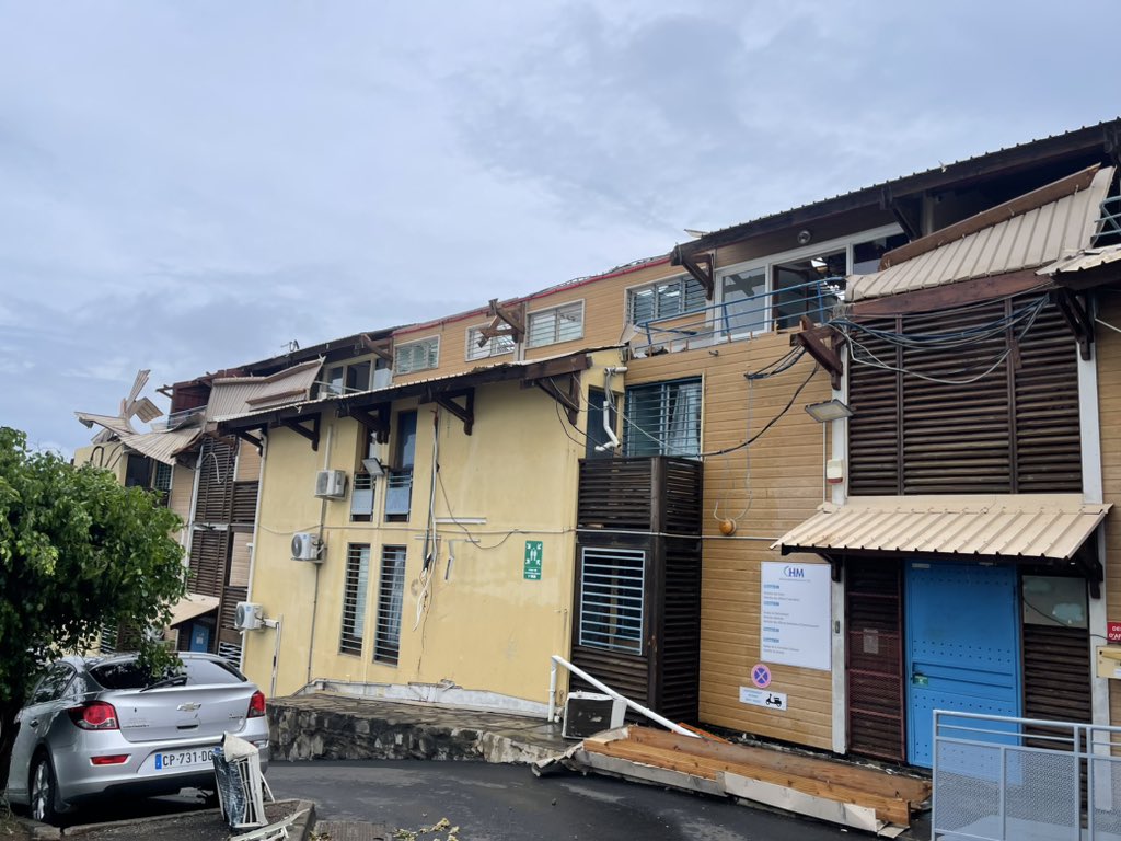 dawoudYT's tweet photo. Le cyclone #Chido a frappé #Mayotte de plein fouet : écoles, bâtiments administratifs et sportifs endommagés, toits arrachés. L’île est sans électricité, sans eau, et les réseaux sont hors service. La vie tourne au ralenti, les habitants en pleine galère. https://t.co/9mC7r98Mi0