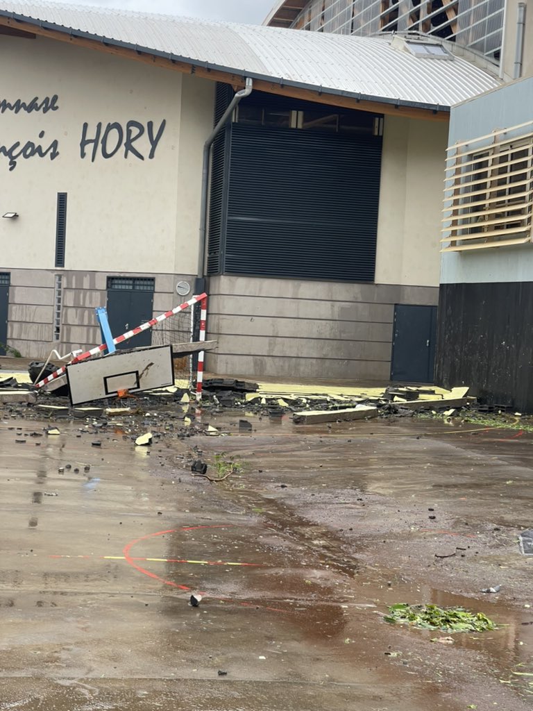 dawoudYT's tweet photo. Le cyclone #Chido a frappé #Mayotte de plein fouet : écoles, bâtiments administratifs et sportifs endommagés, toits arrachés. L’île est sans électricité, sans eau, et les réseaux sont hors service. La vie tourne au ralenti, les habitants en pleine galère. https://t.co/9mC7r98Mi0