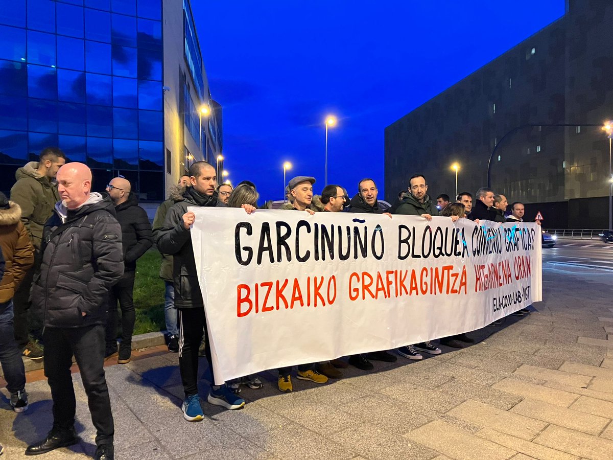 FSCCCOOEUSKADI's tweet photo. Nueva protesta del Sector de Artes Gráficas de Bizkaia. Hoy en @radioeuskadi, para visibilizar las empresas q bloquean la negociación.
#BizkaikoGrafikagintza #Borrokan.
#ConvenioJustoYa. https://t.co/f5I2NxdBnz