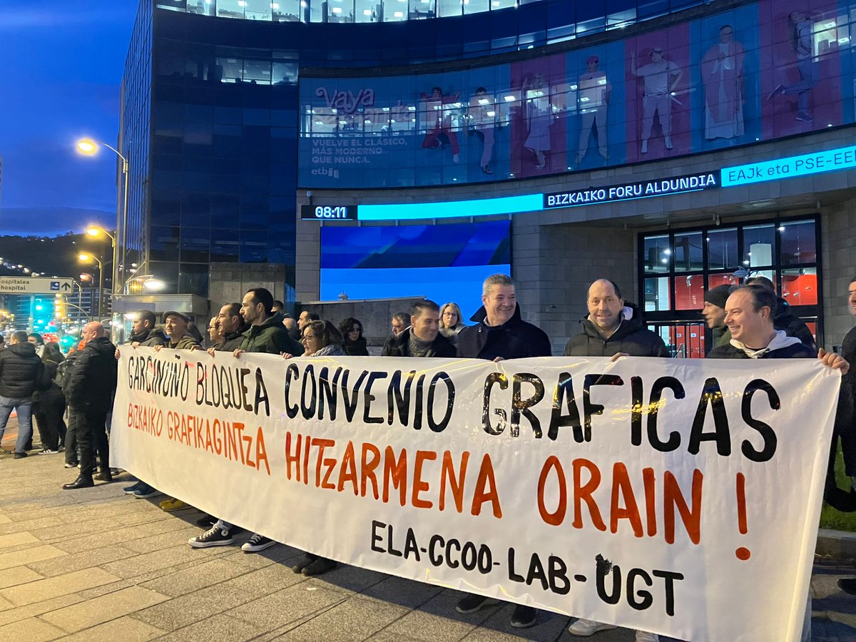 FSCCCOOEUSKADI's tweet photo. Nueva protesta del Sector de Artes Gráficas de Bizkaia. Hoy en @radioeuskadi, para visibilizar las empresas q bloquean la negociación.
#BizkaikoGrafikagintza #Borrokan.
#ConvenioJustoYa. https://t.co/f5I2NxdBnz