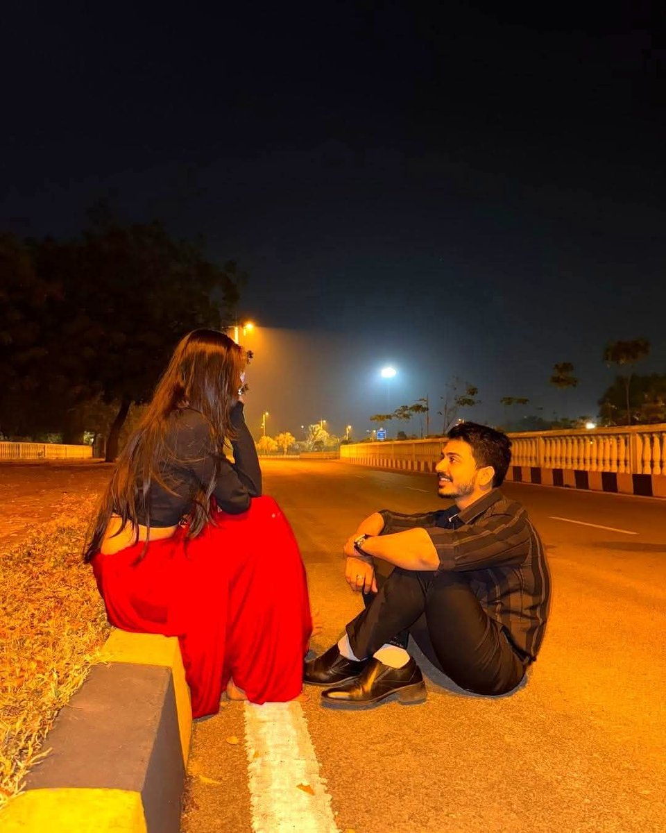 प्रेम में घमंड कैसा प्रिय❤️
आप कहे तो कदमों में बैठ जाऊं🌷😌