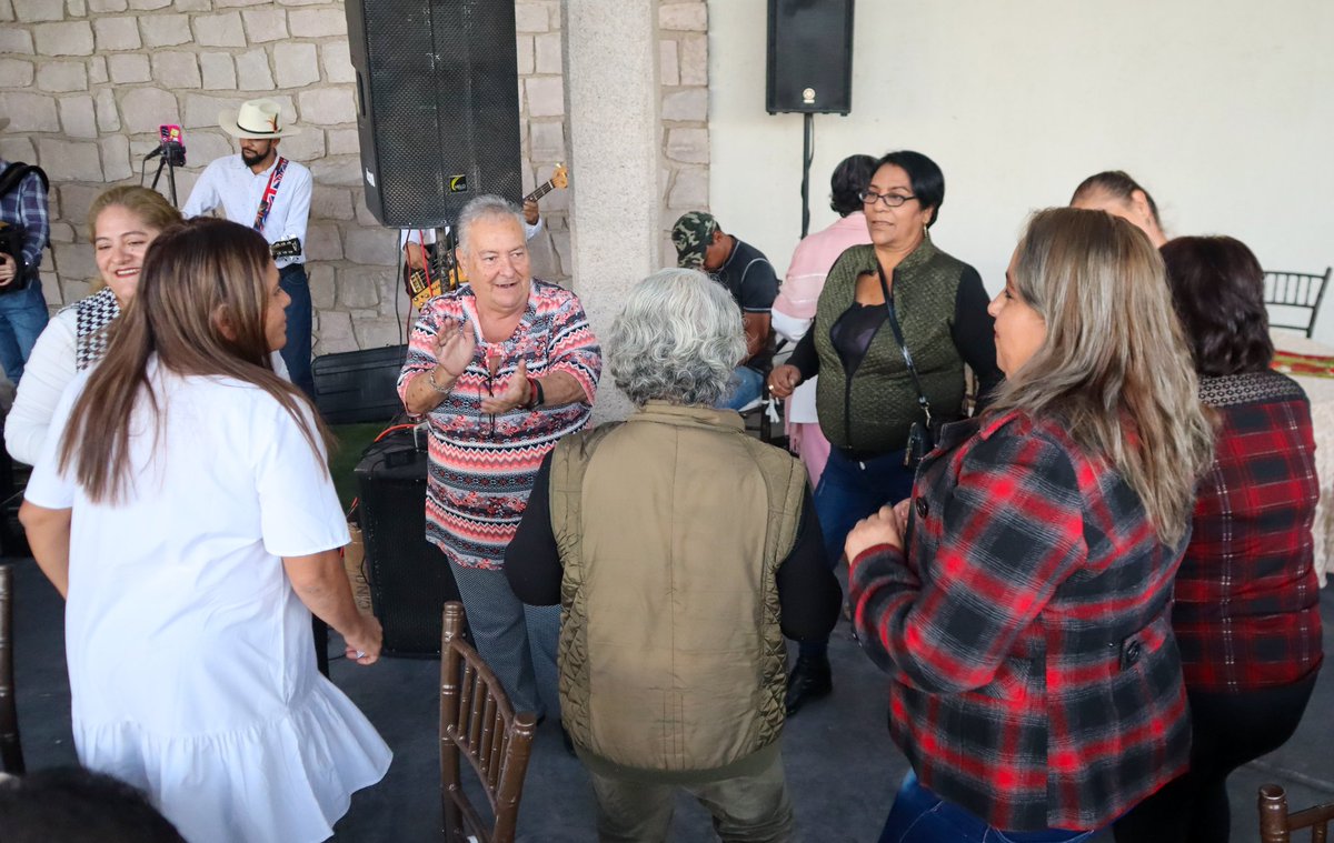 ¡Gracias, gracias, gracias! 💕

Un poquito de lo mucho que se merecen, líderes amigas y amigos del distrito 2.

¡<a href="/CDE_PRI_Durango/">PRI Durango</a>, <a href="/CDEPANDurango/">PAN Durango</a>, PRD y <a href="/suma_durango/">Suma_Dgo</a> juntos!.

Tienen mi palabra, seguiré siendo una diputada cercana, que no se olvida de quién caminó a mi lado.