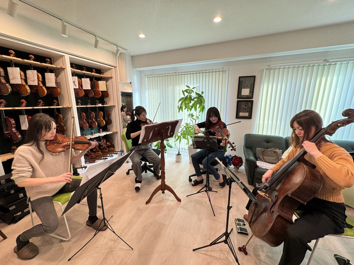 maple_violin's tweet photo. 当サロンにてリハーサルの風景♪音楽に溢れる空間♫
#キャンドルライトコンサート #グローリアチャペル #フルールカルテット #中村ゆか里 #内田沙理 #中村里奈 #グレイ理沙 #ヴァイオリン #バイオリン #チェロ #メイプルミュージック https://t.co/JSu6IT975s
