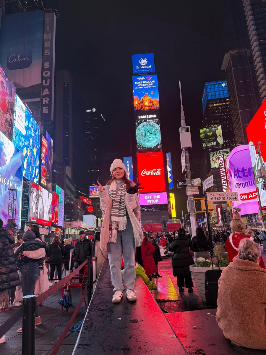 AliceDeLeon_'s tweet photo. Time Square 💗 https://t.co/dd7MVYHDJ5
