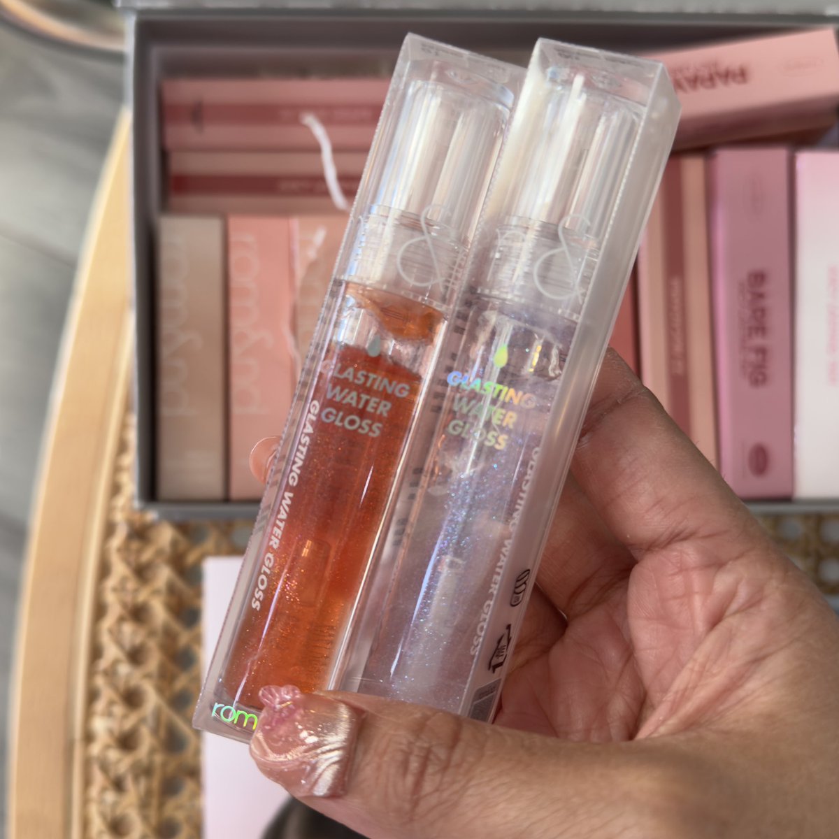 ✨December Giveaway pt. 3  ✨
Bebas boleh pilih satu ROMAND lip product : ada Juicy lasting tint, glasting melting balm, glasting water gloss  

Free buat 3 followersku diundi random, hari kamis aku umumin winnernya, 
Bantu RT &amp; reply dibawah yaa 🩷