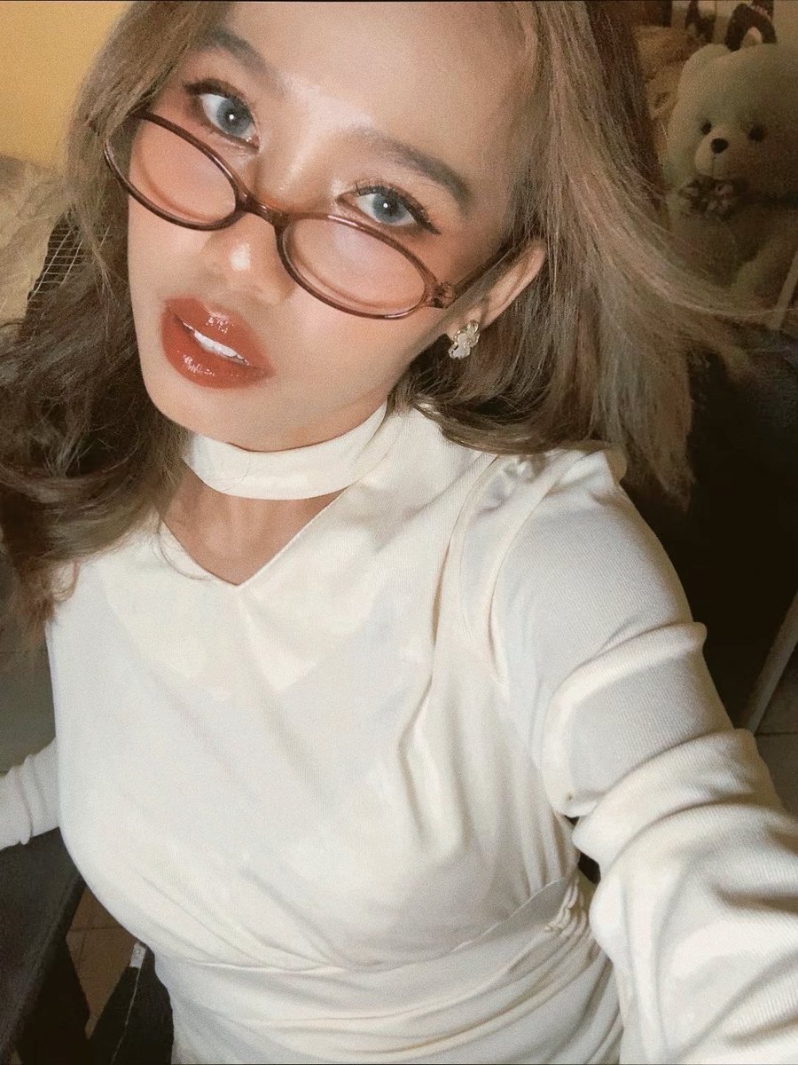 secondwithyu's tweet photo. obsessed 🤎🌟🌷 
#makeup #makeuplook https://t.co/gO1eOoCZK7