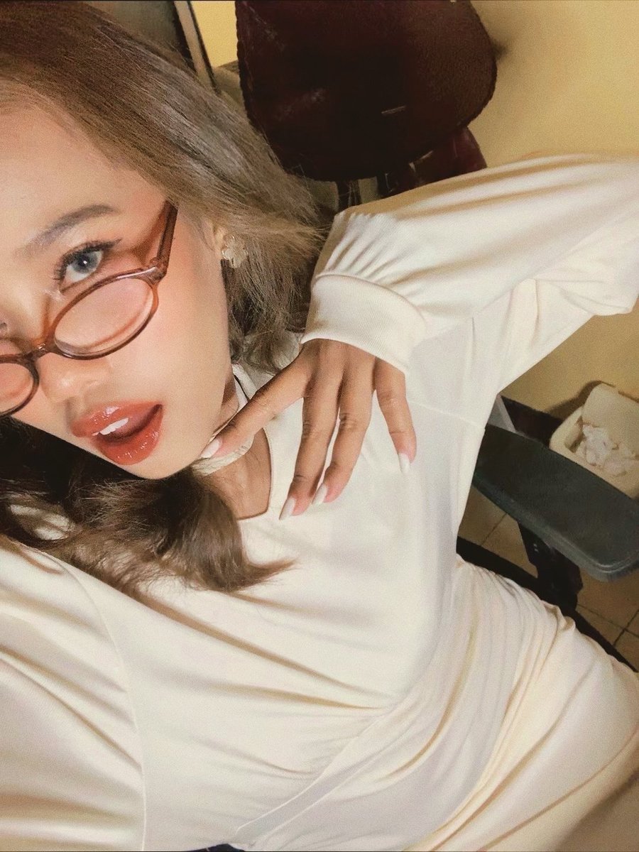 secondwithyu's tweet photo. obsessed 🤎🌟🌷 
#makeup #makeuplook https://t.co/gO1eOoCZK7