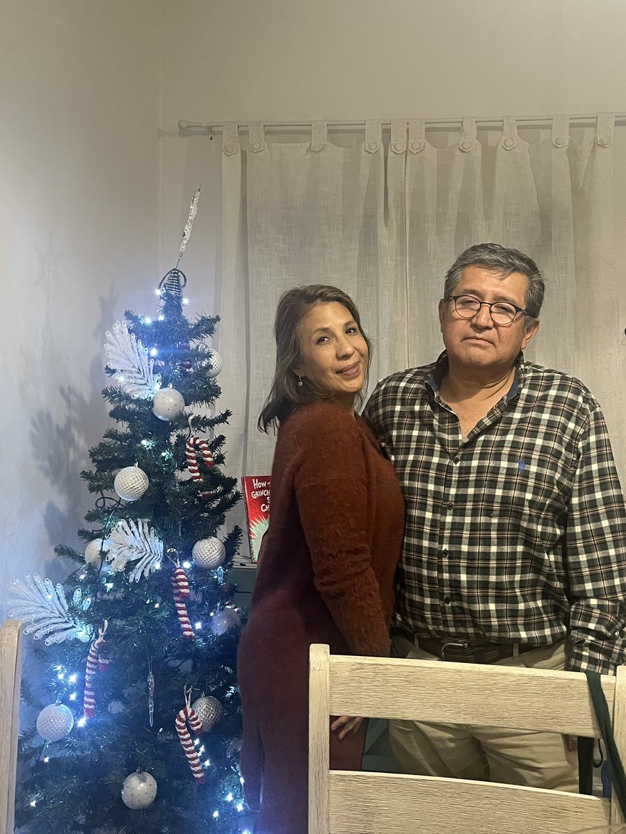 JuliaGenoves's tweet photo. Les dije a mis papás que quería postre y que me sentía sola y llegaron con un cheesecake inek to be loved it to be known que bonito se siente igual recibirlos en mi casita https://t.co/0XnkdwStnW