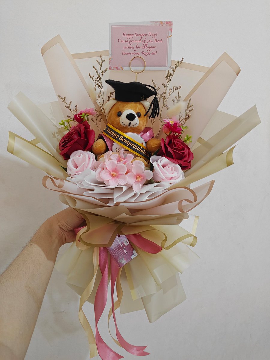 OurstuffID's tweet photo. Buket Boneka Wisuda XL Premium - Our Stuff Indonesia

Ukuran : P40XL15XT60
Menggunakan campuran bunga sabun &amp; bunga artificial
Harga: Rp130.000

#fypシ #graduation #Flowers #bunga #buketboneka #buketbunga #DIY #wisuda #bungasabun #bekasi #hadiahwisuda #kadopacar #kadountuksahabat https://t.co/TIKwUen58G