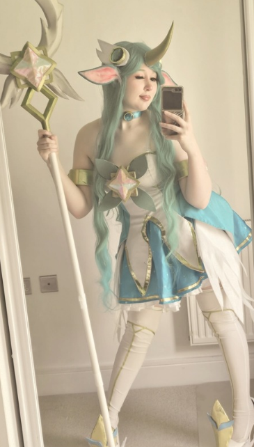 aubelion_RH's tweet photo. the outfit vs the creator 𖹭

except i really am a magical unicorn https://t.co/9x4paAZmjy