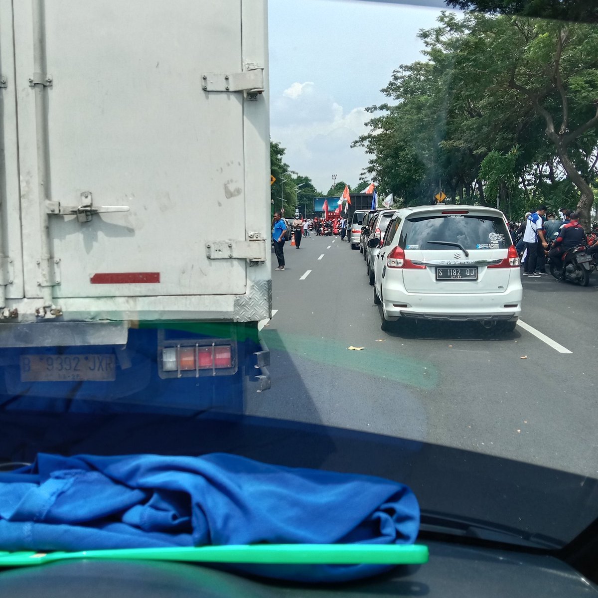 Reezzaa1992's tweet photo. @e100ss bundaran waru-frontage Ahmad yani-depan royal Plaza ada kepadatan karena buruh menutup separuh jalan https://t.co/l3brOpSf8z