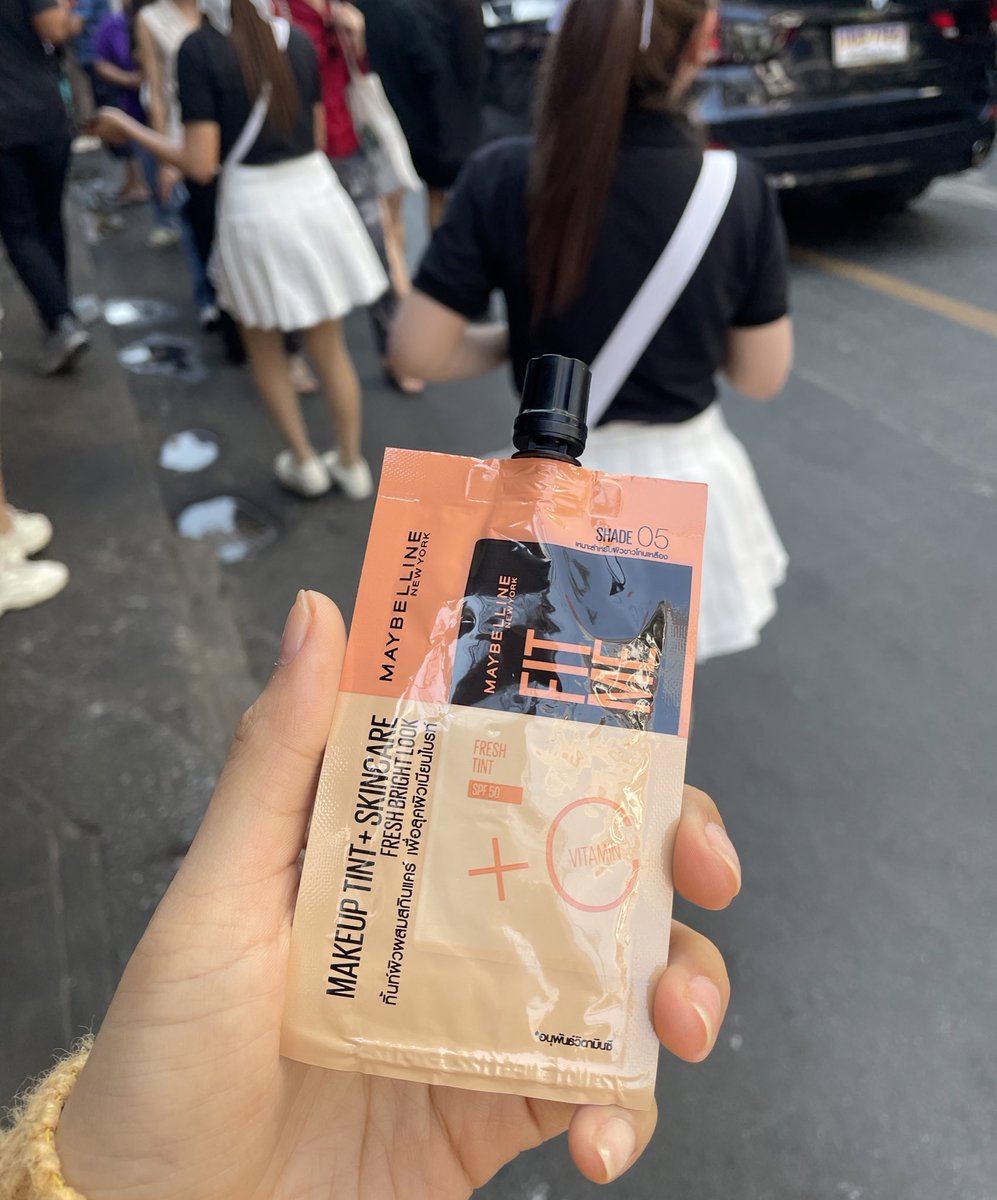 pitchpak's tweet photo. พส maybelline มาแจก makeup tint ตัวเดียวกับที่แจกในงานเตนล์เลย #TENxFirework ใช้ดีมากกกก เริ่ดๆๆ https://t.co/RdI3Uhp6lp