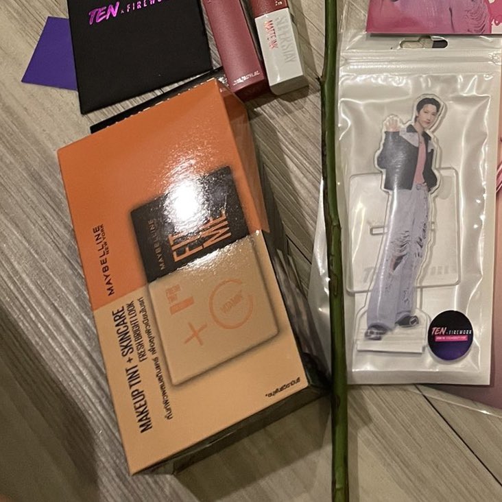 pitchpak's tweet photo. พส maybelline มาแจก makeup tint ตัวเดียวกับที่แจกในงานเตนล์เลย #TENxFirework ใช้ดีมากกกก เริ่ดๆๆ https://t.co/RdI3Uhp6lp
