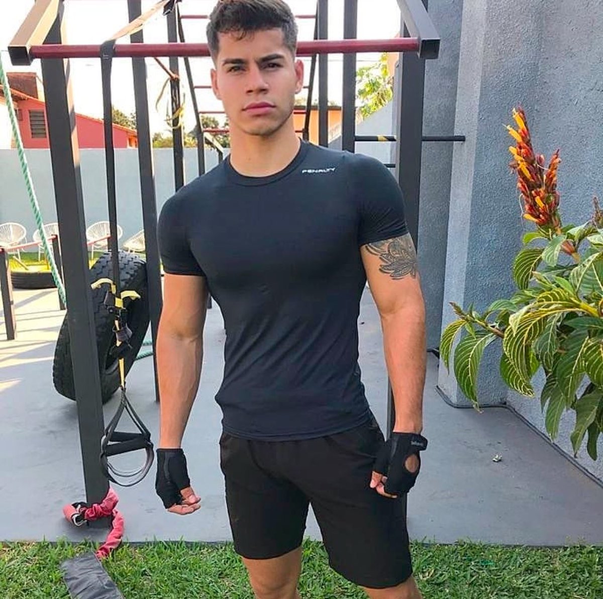theodore33617's tweet photo. To improve our workouts we have tested Reebok gloves their grip and comfort, they really make a difference.
From weightlifting to high-intensity workouts, these gloves offer you the protection you need. https://t.co/TpvtA8Ao7s