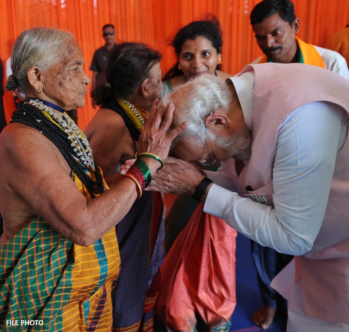 narendramodi's tweet photo. ಕರ್ನಾಟಕದ ಪರಿಸರವಾದಿ ಮತ್ತು ಪದ್ಮ ಪ್ರಶಸ್ತಿ ಪುರಸ್ಕೃತರಾದ ಶ್ರೀಮತಿ ತುಳಸಿ ಗೌಡ ಅವರ ನಿಧನ ತೀವ್ರ ದುಃಖ ತಂದಿದೆ. ಅವರು ತಮ್ಮ ಇಡೀ ಬದುಕನ್ನು ಪ್ರಕೃತಿ ಪೋಷಣೆಗಾಗಿ ಮುಡಿಪಾಗಿಟ್ಟು, ಸಾವಿರಾರು ಗಿಡಗಳನ್ನು ನೆಟ್ಟು ಬೆಳೆಸಿ ನಮ್ಮ ಪರಿಸರವನ್ನು ಸಂರಕ್ಷಿಸಿದವರು.  ಪರಿಸರ ರಕ್ಷಣೆಗೆ ಸದಾ ಮಾರ್ಗದರ್ಶನ ನೀಡುವ ಬೆಳಕಾಗಿ ಅವರು ಉಳಿಯುತ್ತಾರೆ. ಅವರ ಕೆಲಸಗಳು ನಮ್ಮ ಭೂಗ್ರಹವನ್ನು ರಕ್ಷಿಸಲು ತಲೆಮಾರುಗಳಿಗೆ ಪ್ರೇರಣೆ ನೀಡುತ್ತಿರುತ್ತವೆ. ಅವರ ಕುಟುಂಬ ಮತ್ತು ಅಭಿಮಾನಿಗಳಿಗೆ ಸಂತಾಪಗಳು. ಓಂ ಶಾಂತಿ.
